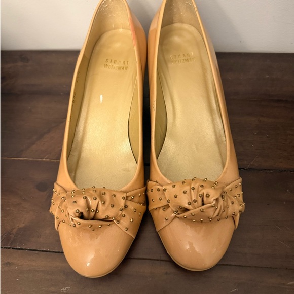 Stuart Weitzman Nude Patent Leather Studded Bow Wedge Pumps – Size 7.5M - Picture 1 of 10